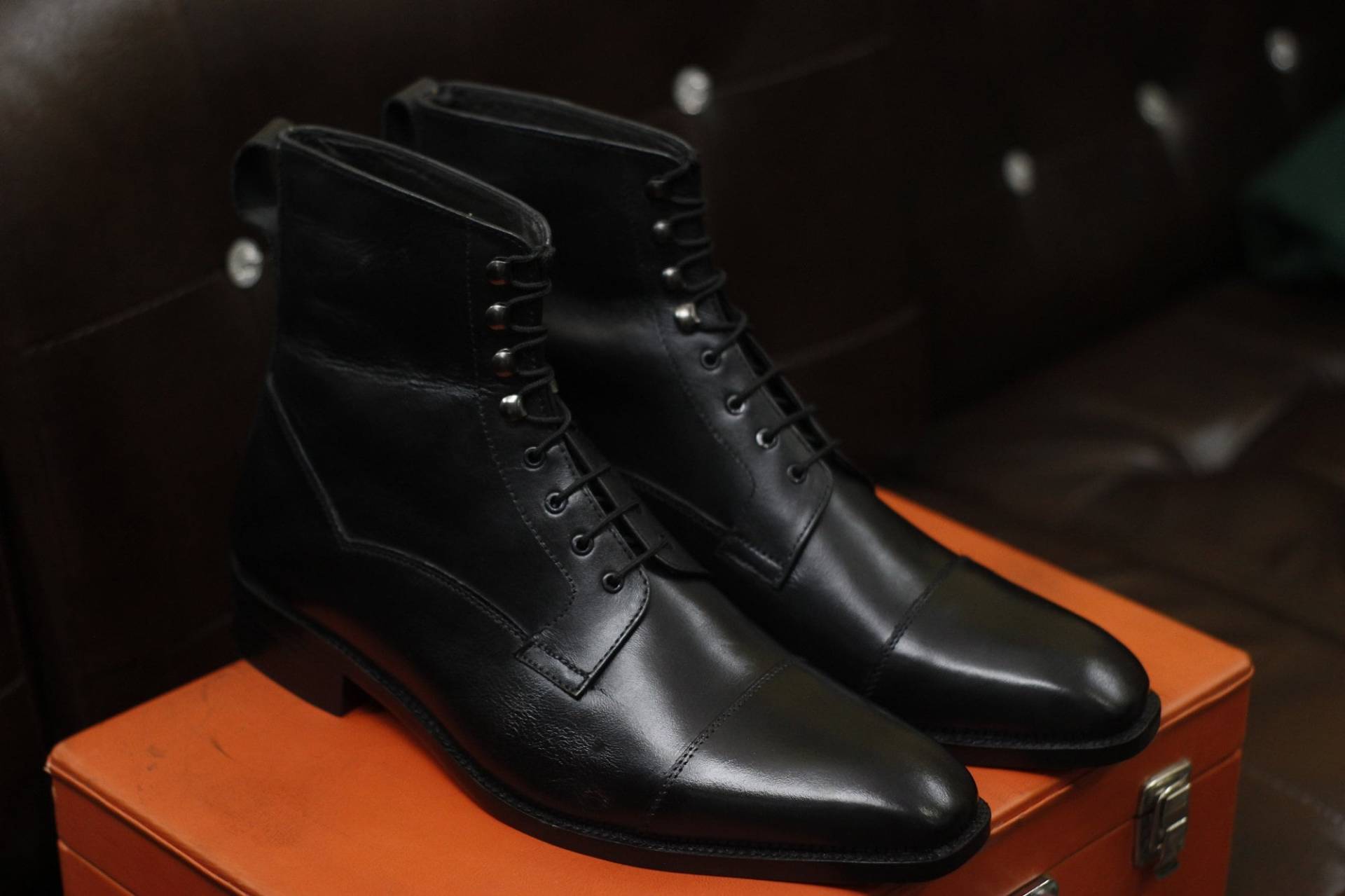 Neue Herren Handgemachte Formale Schuhe Schwarzes Leder Schnürung Ankle High Cap Toe Style Kleid & Formelle Stiefel von RedsunGB
