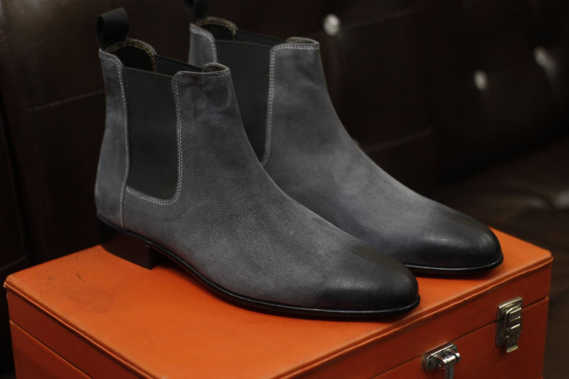 Neue Herren Handgemachte Formelle Schuhe Grau Schattiertes Velourleder Pull On Stylish Ankle High Chelsea Dress & Formal Wear Boots von RedsunGB