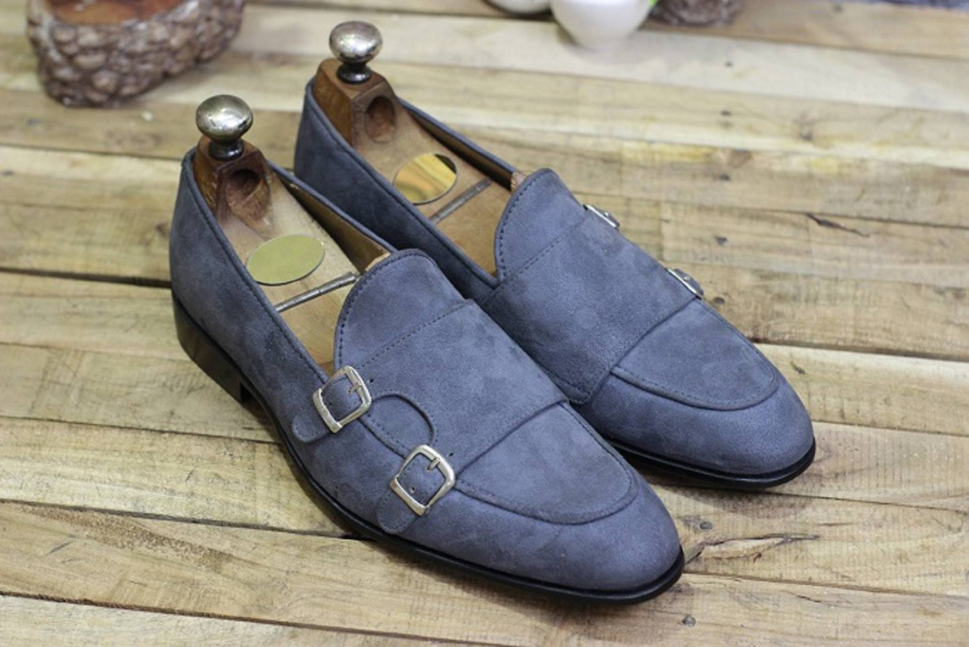 Neue Herren Handgemachte Formschuhe Grau Wildleder Doppelschnalle Stil Slip Auf Loafer Kleid & Formal Wear Schuhe von RedsunGB