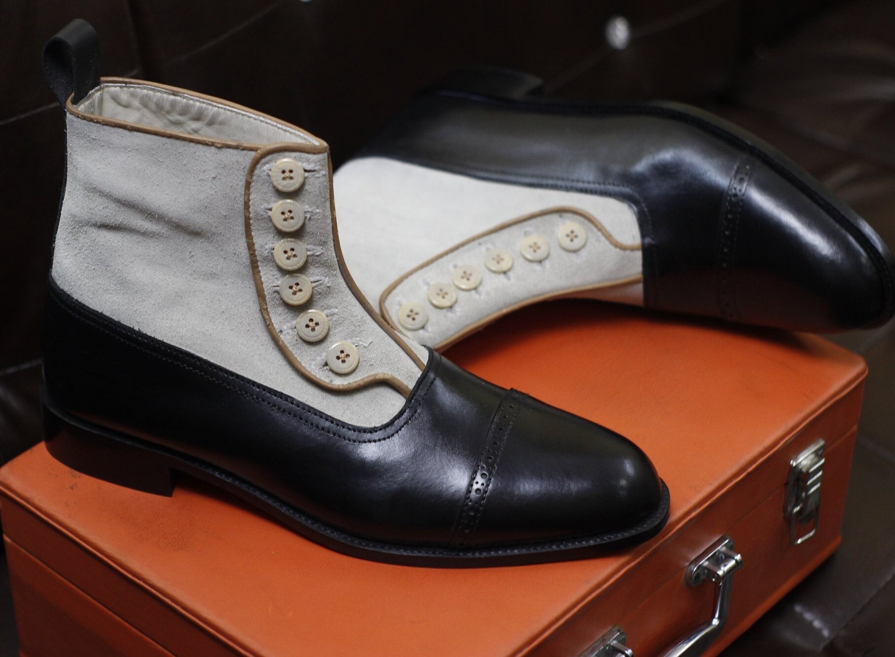 Neue Herren Schuhe Beige Schwarz Wildleder Und Leder Knöchel High Cap Toe Style Knopfstiefel von RedsunGB