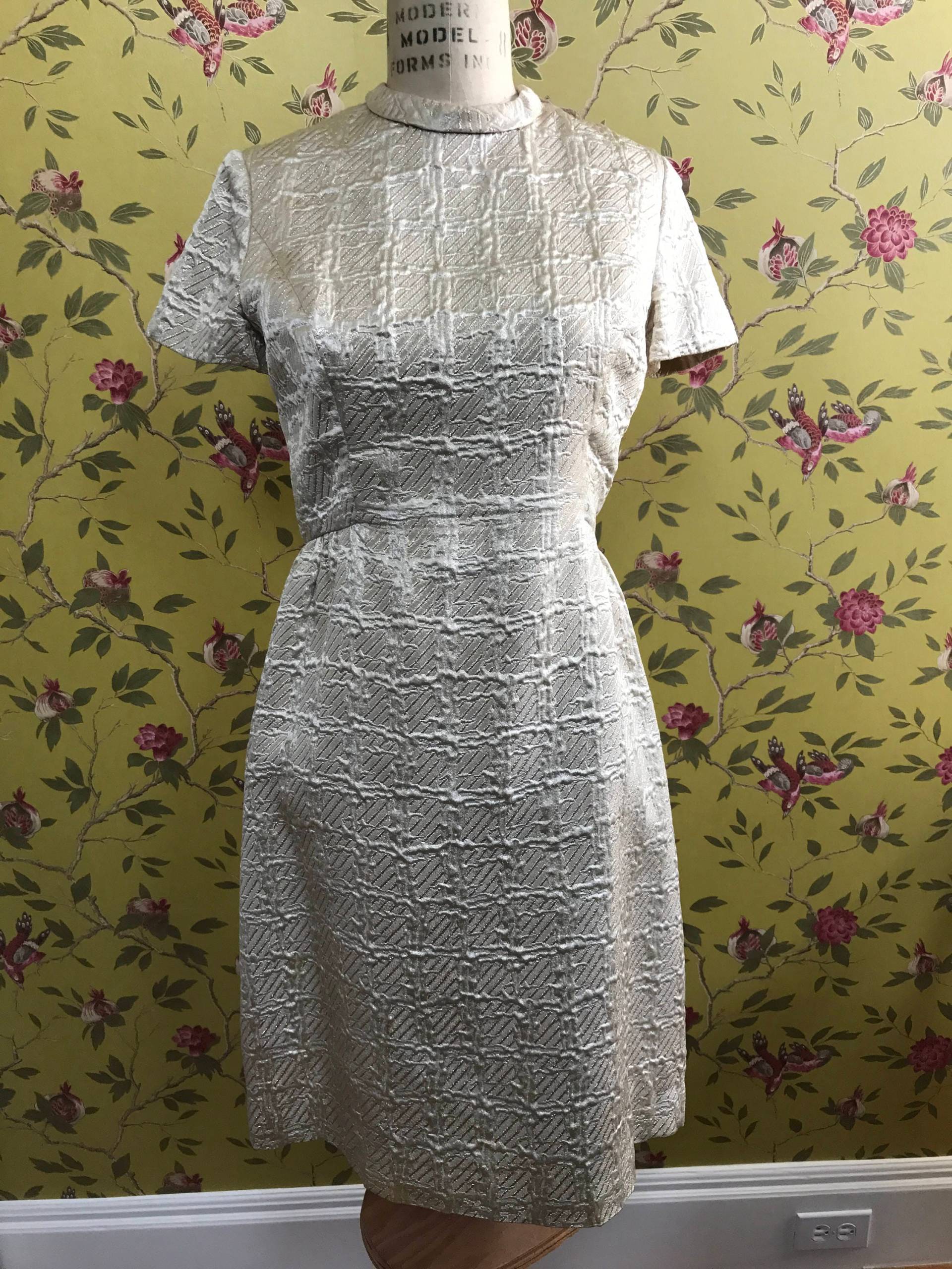 1960-Gold-Brokat-Jackie-O-Kleid von ReduxVintageSF