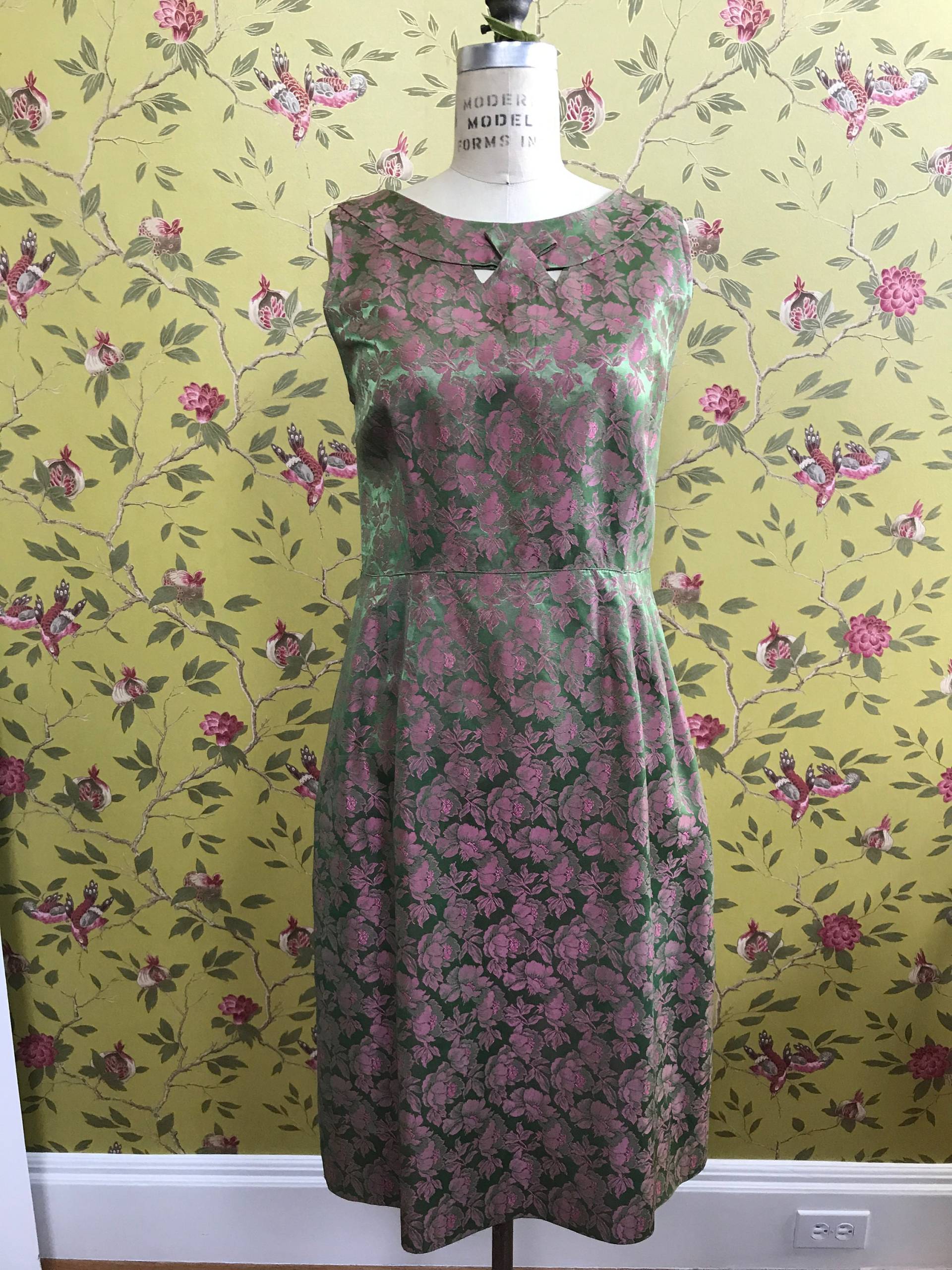 Jackie O 1960-Brokat-Kleid Mit Jacke von ReduxVintageSF