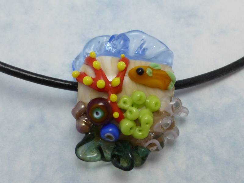 Korallenriff-Glas-Anhänger Mit Lederband Korallenriff-Glas-Anhänger Mit Lederband von ReebieOriginals