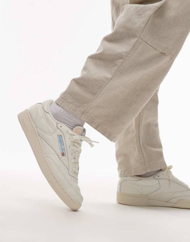 Reebok - Club C 85 - Sneaker in Wollweiß und Blau von Reebok