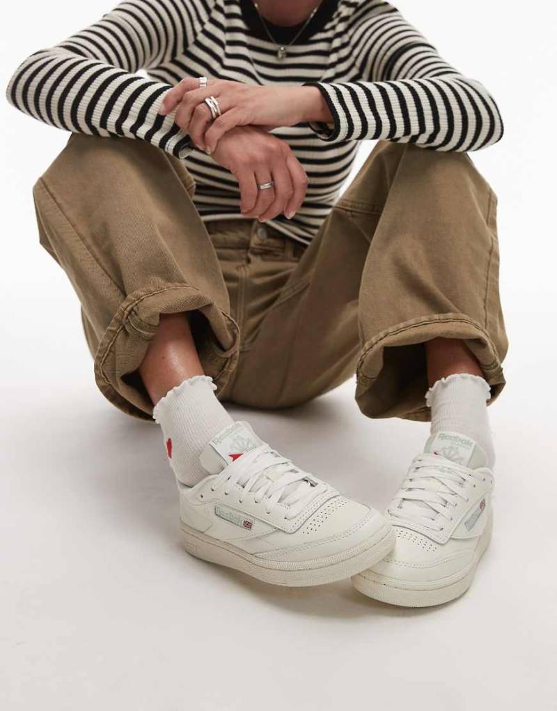 Reebok - Club C 85 - Sneaker in gebrochenem Weiß von Reebok