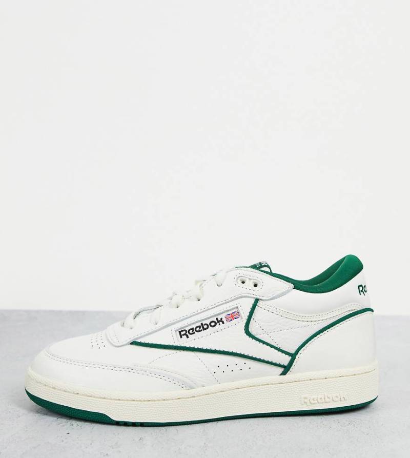 Reebok - Club C Mid ll - Sneaker in Kreideweiß und Grün, exklusiv bei ASOS von Reebok