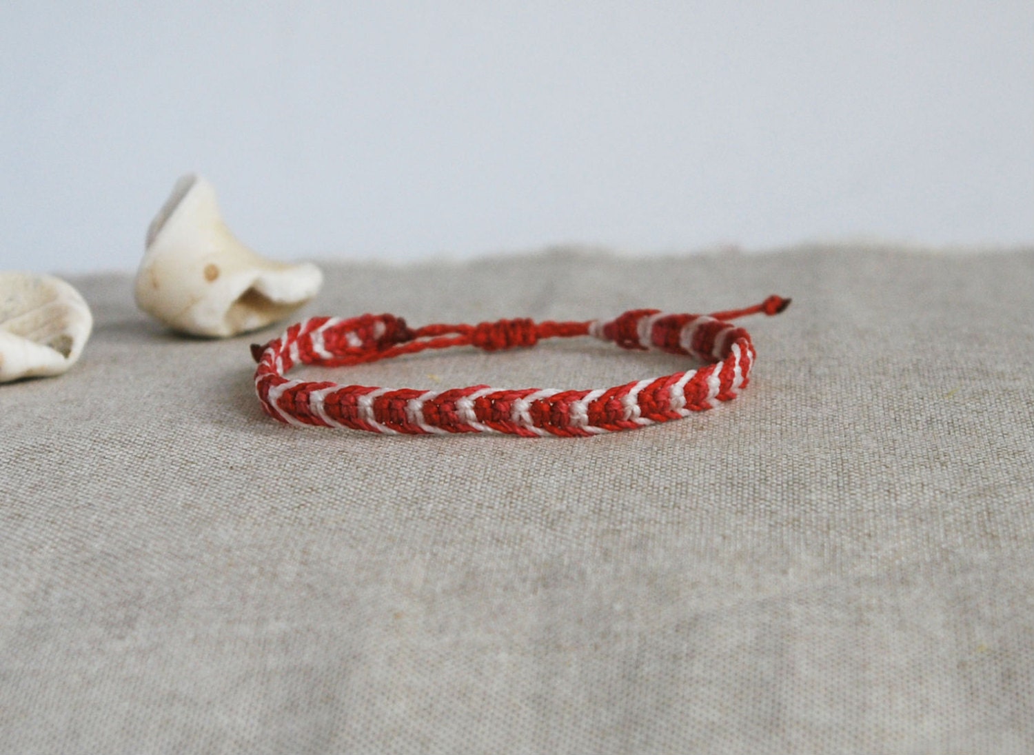 Rote Und Weiße Freundschaft Armband, Armreif, Armband Boho Unisex Verstellbaren Makramee Schnur Rote Und Weiße Freundschaft Armband, Armreif, Armband Boho Unisex Verstellbaren Makramee Schnur von ReefKnotCo
