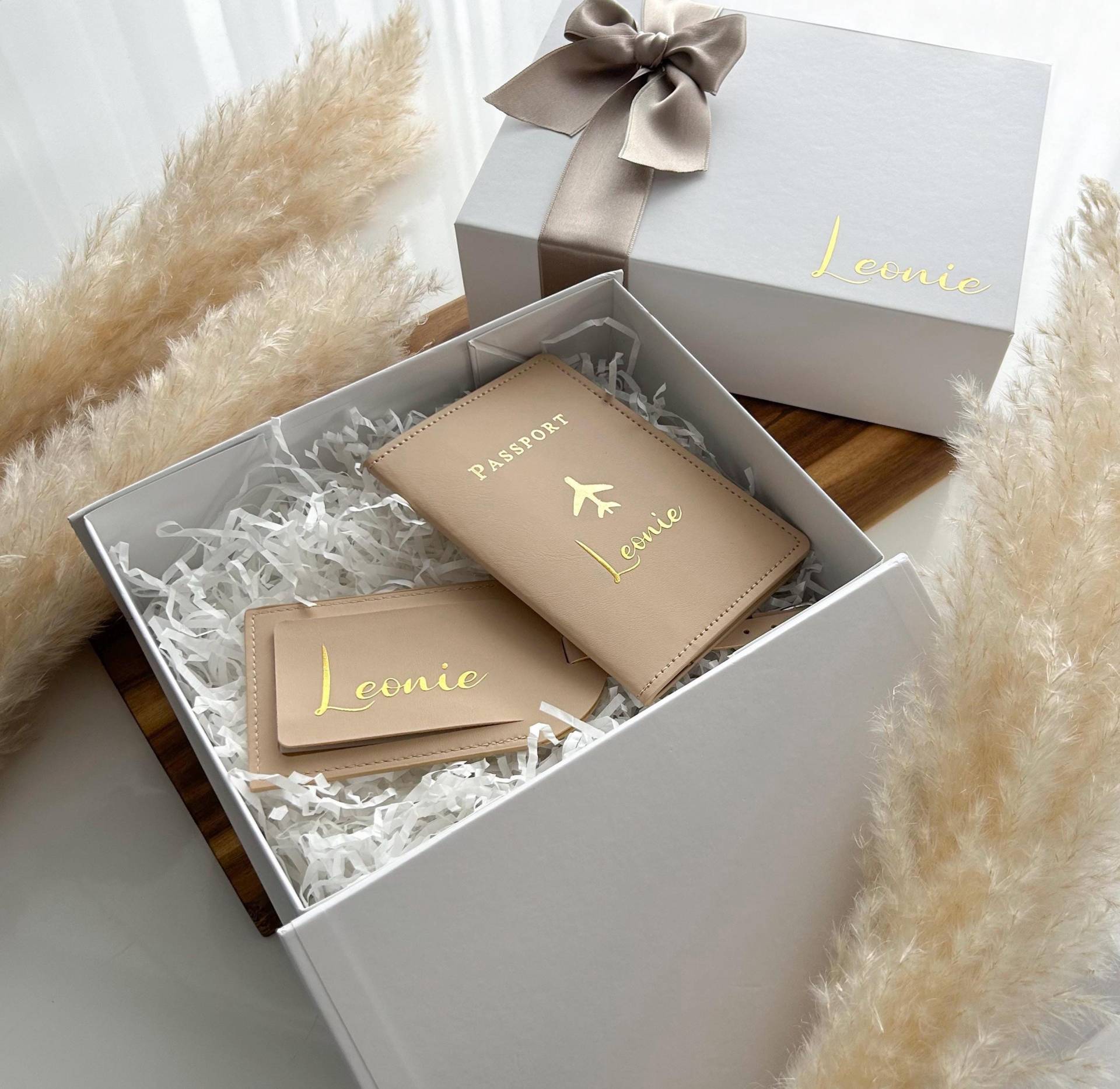 Reise Set | Kofferanhänger Passhülle Personalisiert Reisepass Travelkit Reiseset Design 2 Reise Set | Kofferanhänger Passhülle Personalisiert Reisepass Travelkit Reiseset Design 2 von Reepox