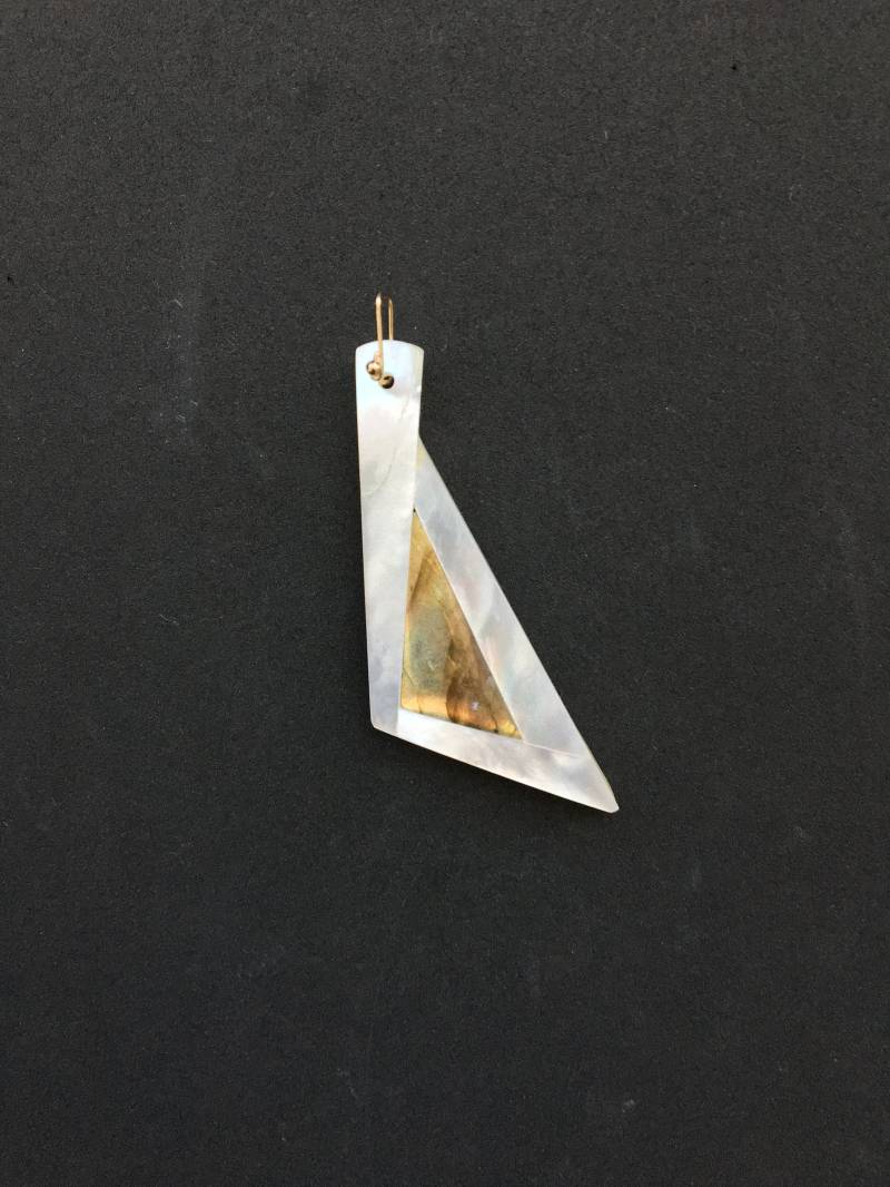Einzigartiger Anhänger Weißer Perlmutt Auffälliger Labradorit Natürlicher 14K Gold Fill Halskette Dreieck von RefinedNatureJewels