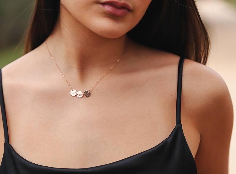 3 Initial Halskette - 14K Gold, Silber Disc Multiple Friends Personalisierte Mutterhalskette von Aloralinks