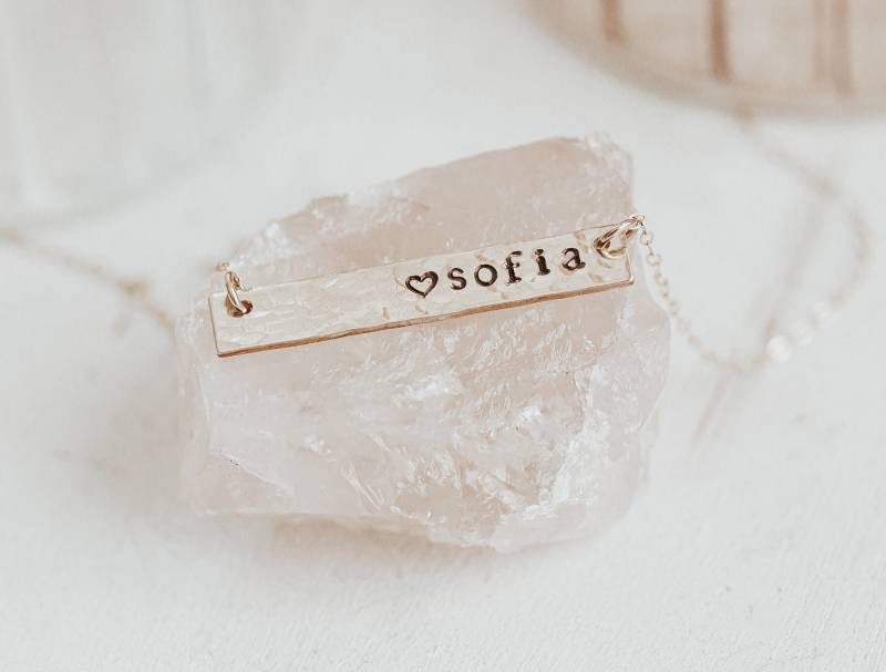 Gehämmerte Gold Bar Halskette - Textur Initial Benutzerdefinierte Hand Gestempelt Muttertag Personalisiert von Aloralinks