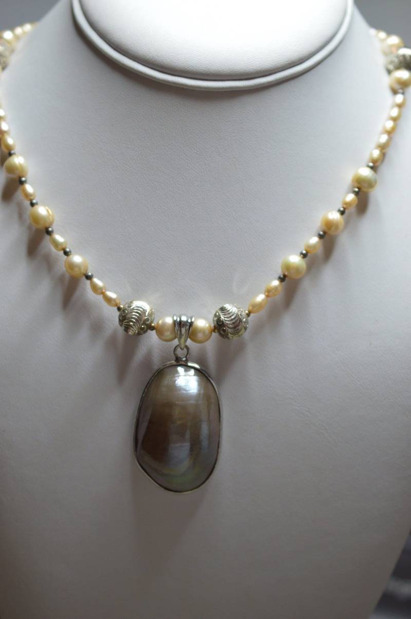 Echte Schöne Creme Farbige Perle Und Sterling Silber Halskette Mit Shell-Anhänger, Armband Ohrringe(1055020 N1-1-03 Echte Schöne Creme Farbige Perle Und Sterling Silber Halskette Mit Shell-Anhänger, Armband Ohrringe(1055020 N1-1-03 von ReflectionsOtherSide