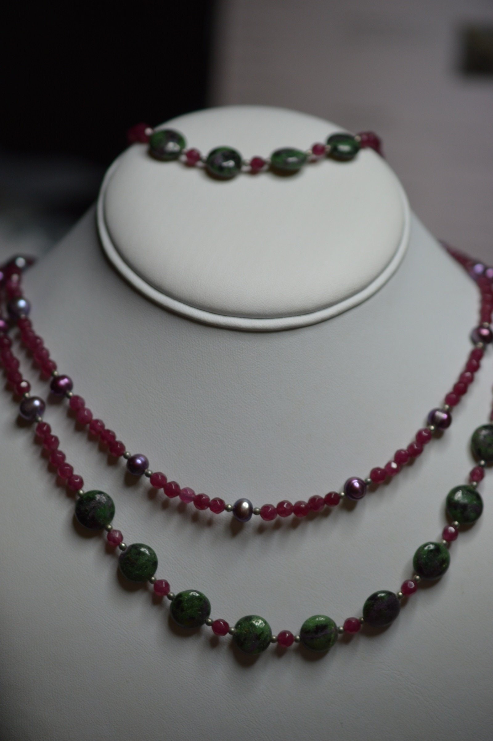 Echte Schöne Rubin, Cranberry Perlen, Rubin Zoisite, Sterling Silber Halskette Und Armband Set | 1055029 N1-2-03 Echte Schöne Rubin, Cranberry Perlen, Rubin Zoisite, Sterling Silber Halskette Und Armband Set | 1055029 N1-2-03 von ReflectionsOtherSide