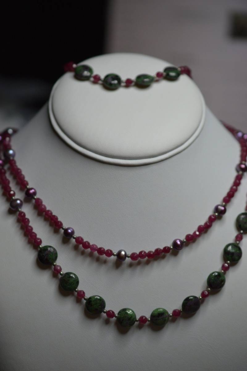 Echte Schöne Rubin, Cranberry Perlen, Rubin Zoisite, Sterling Silber Halskette Und Armband Set | 1055029 N1-2-03 Echte Schöne Rubin, Cranberry Perlen, Rubin Zoisite, Sterling Silber Halskette Und Armband Set | 1055029 N1-2-03 von ReflectionsOtherSide