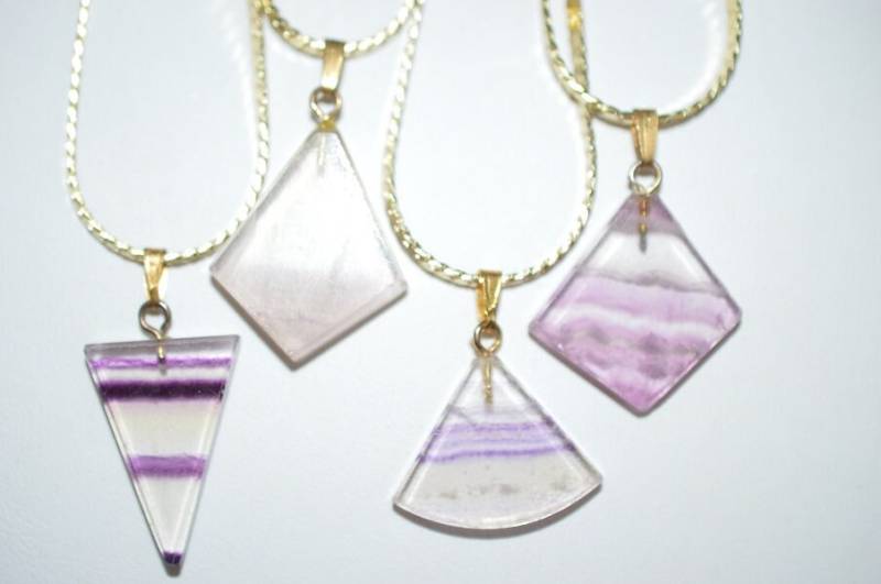 Regenbogen Fluorit Geometrisch Geformte Anhänger An Gold Kette | G274 Bayd-Tr1 Regenbogen Fluorit Geometrisch Geformte Anhänger An Gold Kette | G274 Bayd-Tr1 von ReflectionsOtherSide