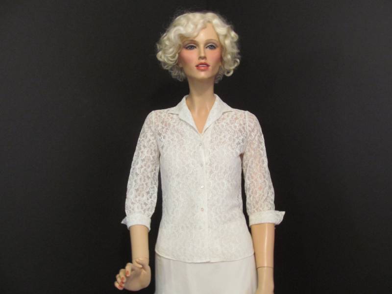 1970Er 1980Er Weiße Spitzenbluse Bombshell Judy Bond Gr. 12/32 Büste Strass Auf Knöpfen von ReflectionsinVintage
