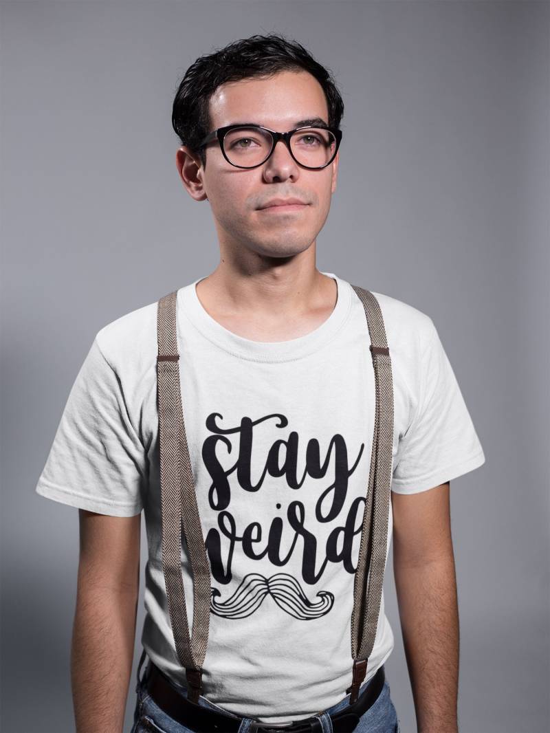 Bleiben Sie Seltsame Kurzarm Unisex T-Shirt von ReflektCo