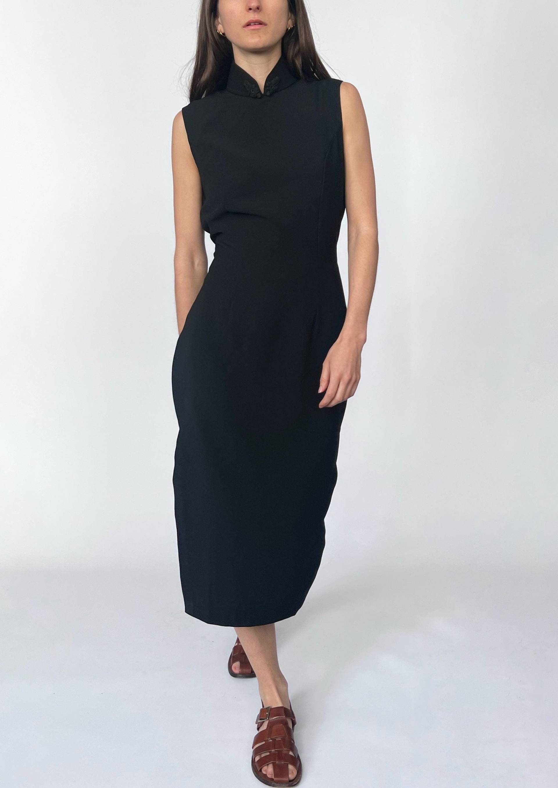 High Neck Black Fitted Dress M, Tailliertes Midikleid, Schwarzes Stehkragenkleid von ReformeStudios