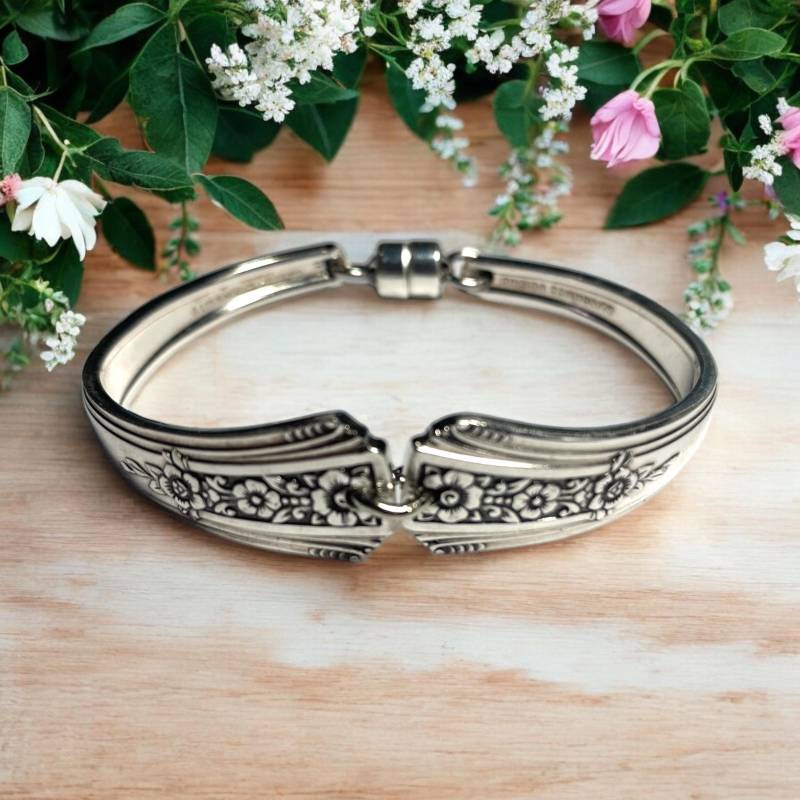 Vintage Versilbertes Löffel-Armband Fortune-Muster, 1939 von ReformedTreasures
