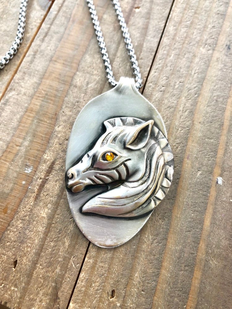 Vintage Silber Plated Zebra Löffel Anhänger Handgemachte Tier Halskette von ReformedTreasures