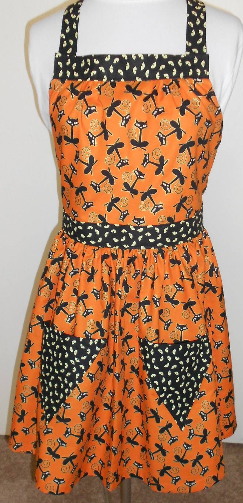 Lady Es Halloween Katze Augen Schürze Lady Es Halloween Katze Augen Schürze von RegalRemnants