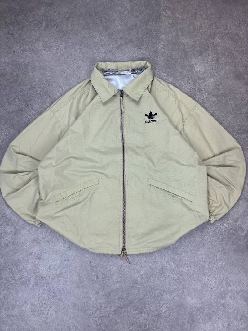 Vintage 90S Adidas Originals Beige Windbreaker Jacket | Trefoil Logo Zip Up Retro Streetwear Sportswear Harrington Style Jacket Vintage 90S Adidas Originals Beige Windbreaker Jacket | Trefoil Logo Zip Up Retro Streetwear Sportswear Harrington Style Jacket von RegardezVintage