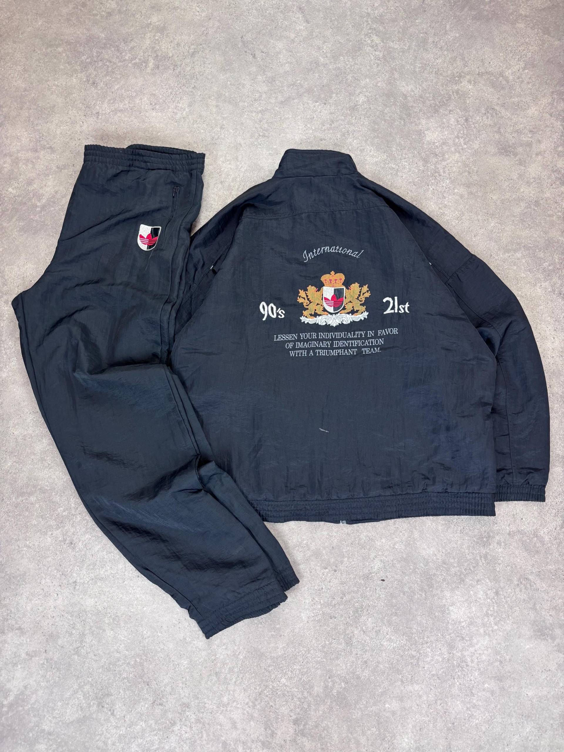 Vintage Black Embroidered Track Suit Set - 90S/21St International Windbreaker Jacket & Pants, Retro Streetwear Two-Piece, Rare Crest Logo von RegardezVintage