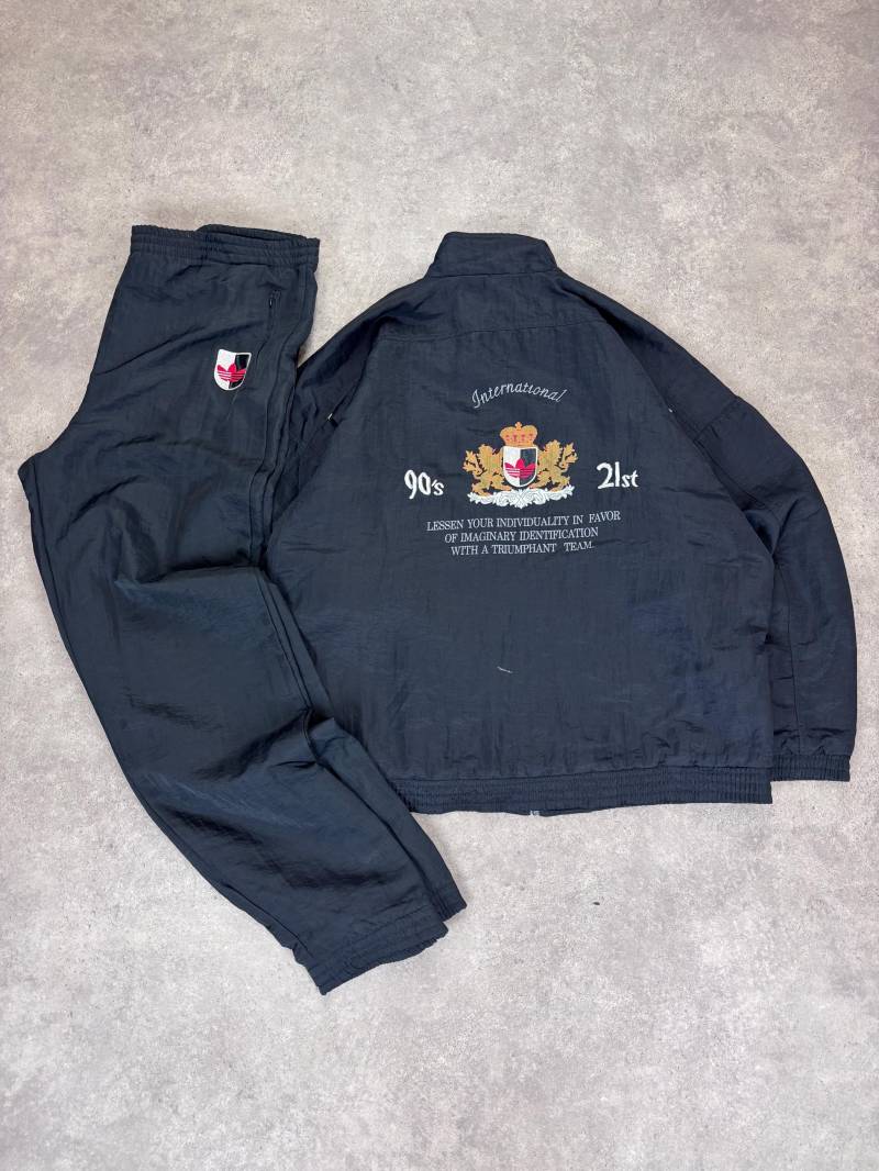 Vintage Black Embroidered Track Suit Set - 90S/21St International Windbreaker Jacket & Pants, Retro Streetwear Two-Piece, Rare Crest Logo von RegardezVintage