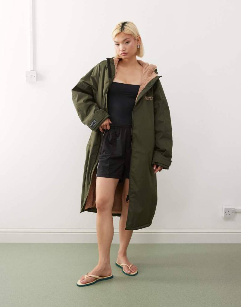 Regatta - Adult - Wasserdichter Umkleideponcho in dunklem Khaki-Grün von Regatta