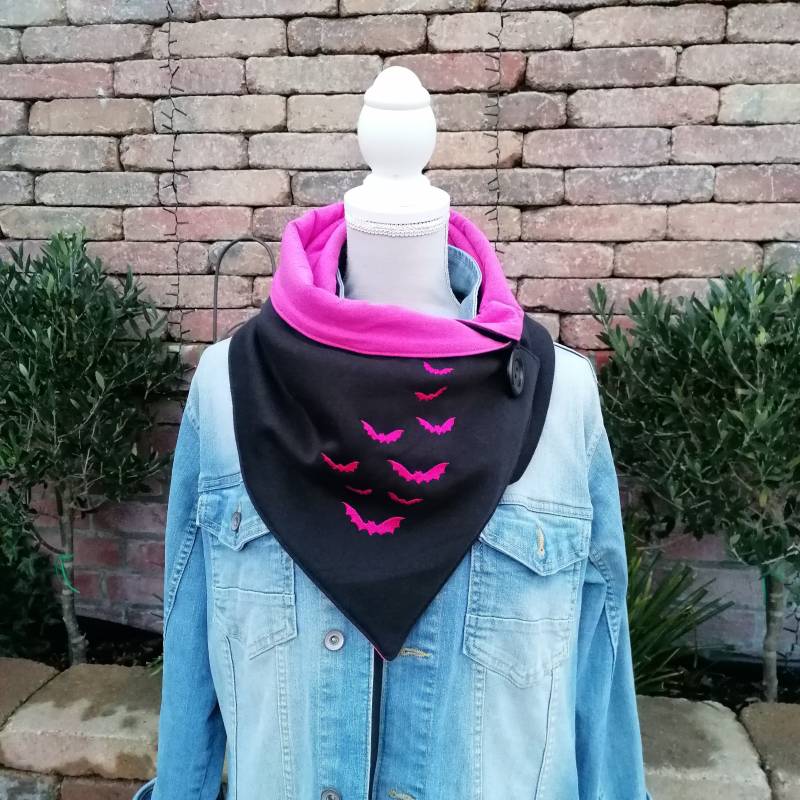 Kuscheliger Wickelschal in Pink Und Schwarz Mit Fledermausstickerei von Regenbogenmond