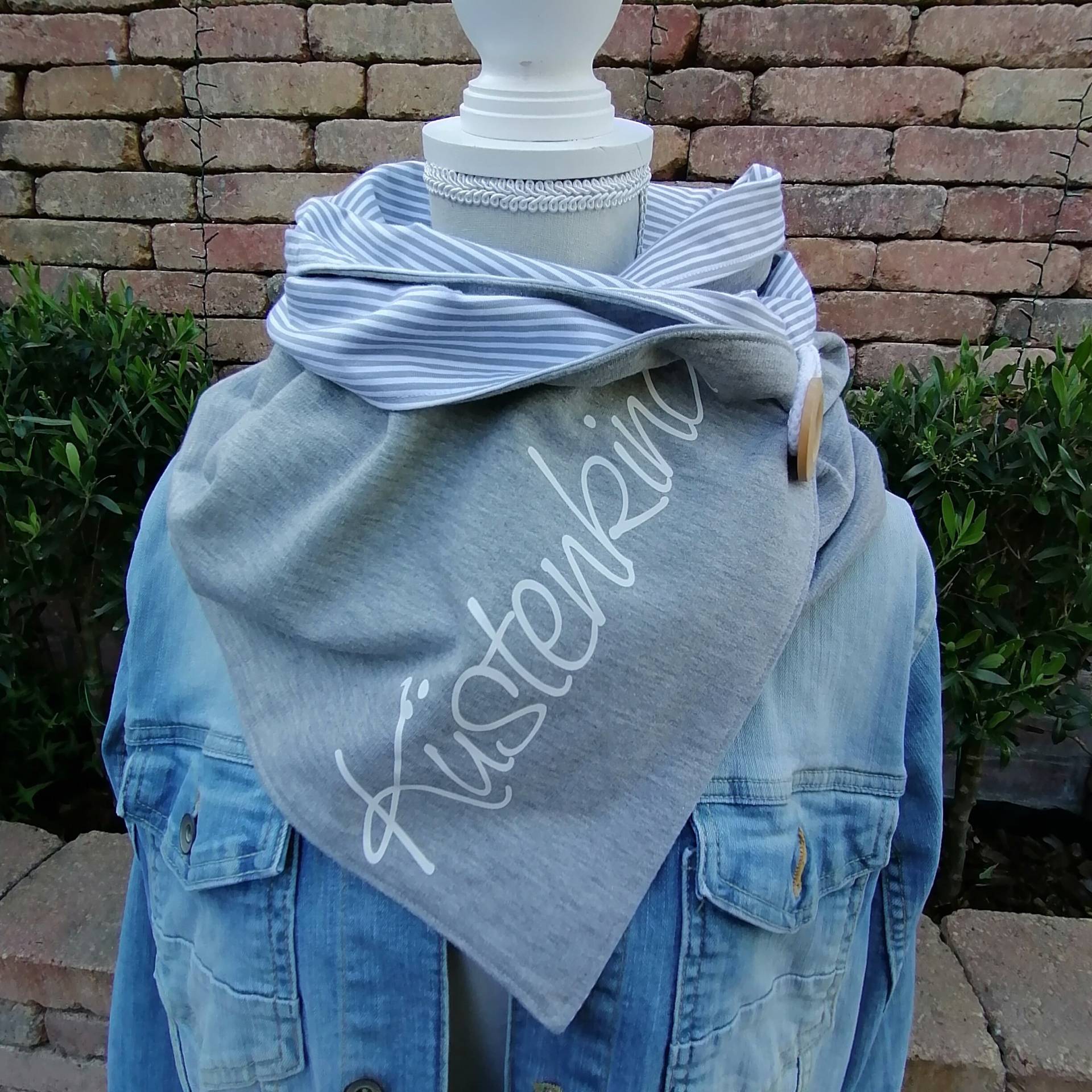 Wickelschal Küstenkind in Grau Und Grau-Weiß-Gestreift Mit Knopf Wickelschal Küstenkind in Grau Und Grau-Weiß-Gestreift Mit Knopf von Regenbogenmond