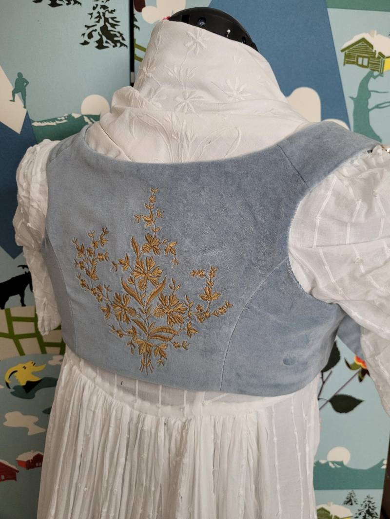 Light Blue Velvet Regency Spencer Goldene Stickerei, Ärmelloser Bridgerton Stil Light Blue Velvet Regency Spencer Goldene Stickerei, Ärmelloser Bridgerton Stil von RegencyCouture