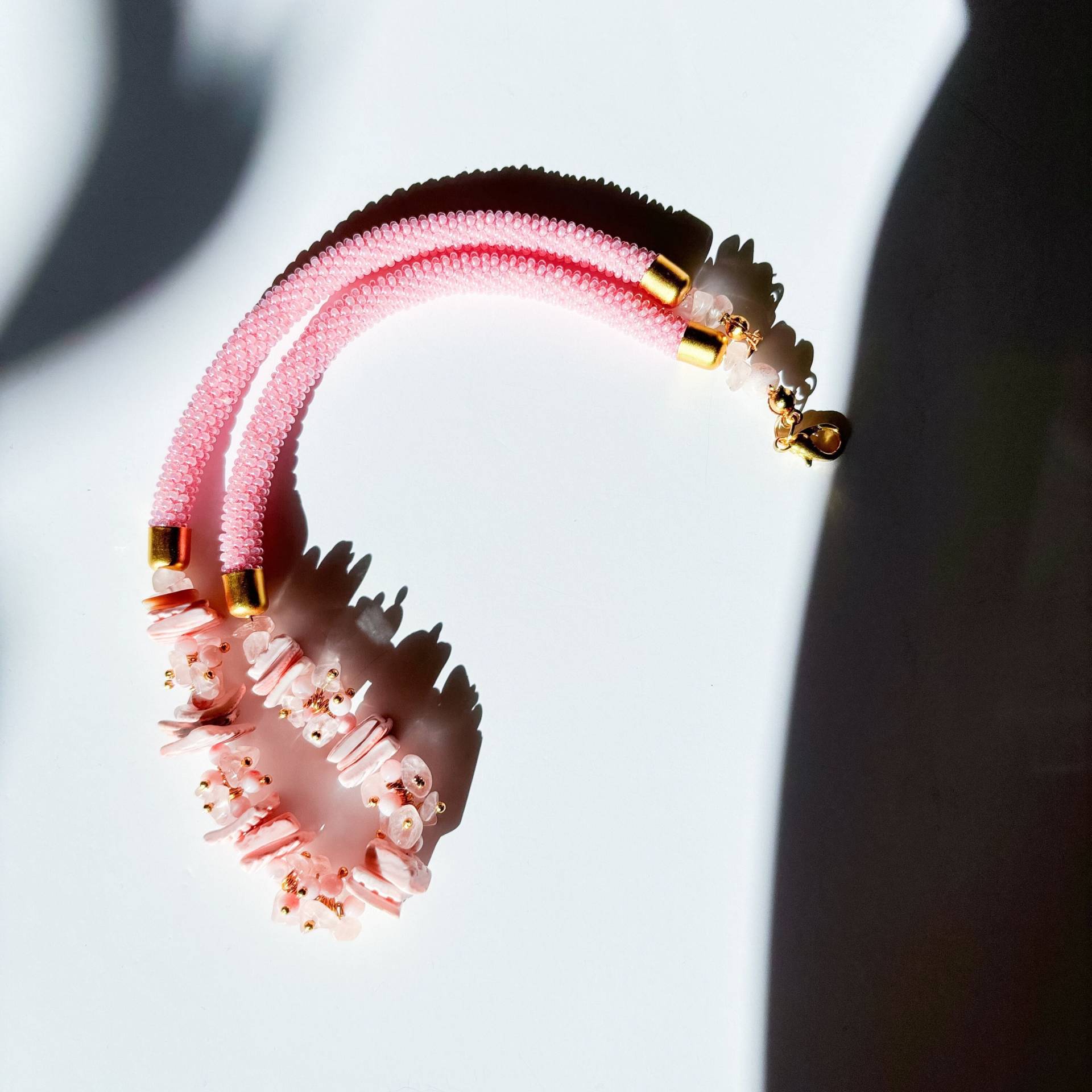 Handgewebte Rosa Perlenkette Perlmutt - Und Katzenauge-Edelstein Handgewebte Rosa Perlenkette Perlmutt - Und Katzenauge-Edelstein von Regenodesign