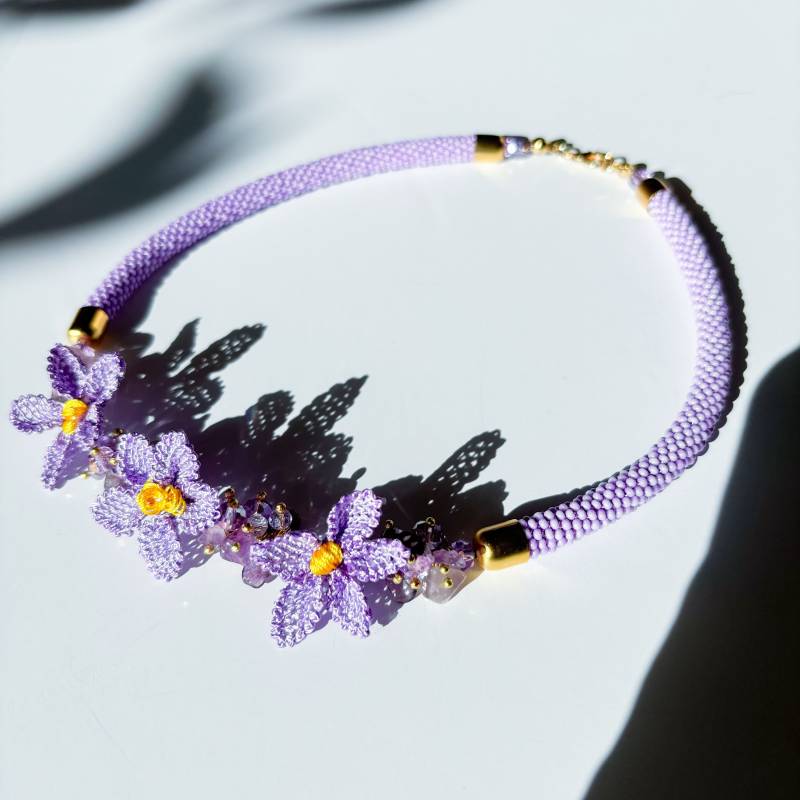 Handgewebte Fliederfarbene Gehäkelte Halskette Mit Amethyst Edelstein Perlen von Regenodesign