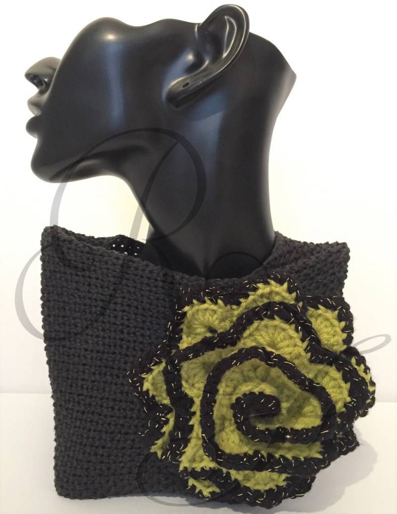 Gehäkelte Chartreuse Rose Brosche Mit Gold Glitzerndem Schwarzen Rand von ReginaFlorum