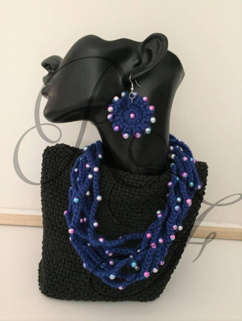 Gehäkelte Königsblaue Geflochtene Multi-string Halskette Mit "Meerjungfrau" Perlen Cluster Und Blumen Ohrringe von ReginaFlorum