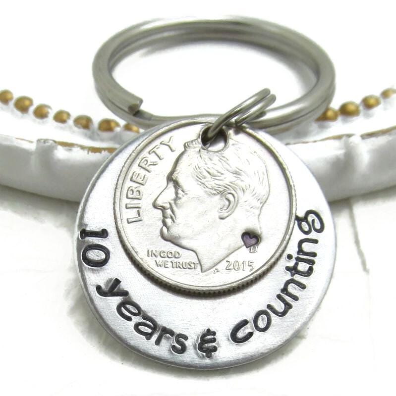 10. Jahrestag Keychain | Traditionelles Aluminium Hochzeitsgeschenk Für Ihn Hand Gestempelt Personalisierte Schlüsselbund 10. Jahrestag Keychain | Traditionelles Aluminium Hochzeitsgeschenk Für Ihn Hand Gestempelt Personalisierte Schlüsselbund von ReginaLynnDesign