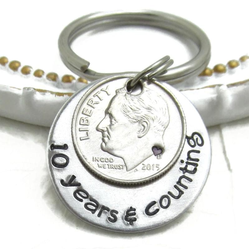 10. Jahrestag Keychain | Traditionelles Aluminium Hochzeitsgeschenk Für Ihn Hand Gestempelt Personalisierte Schlüsselbund 10. Jahrestag Keychain | Traditionelles Aluminium Hochzeitsgeschenk Für Ihn Hand Gestempelt Personalisierte Schlüsselbund von ReginaLynnDesign