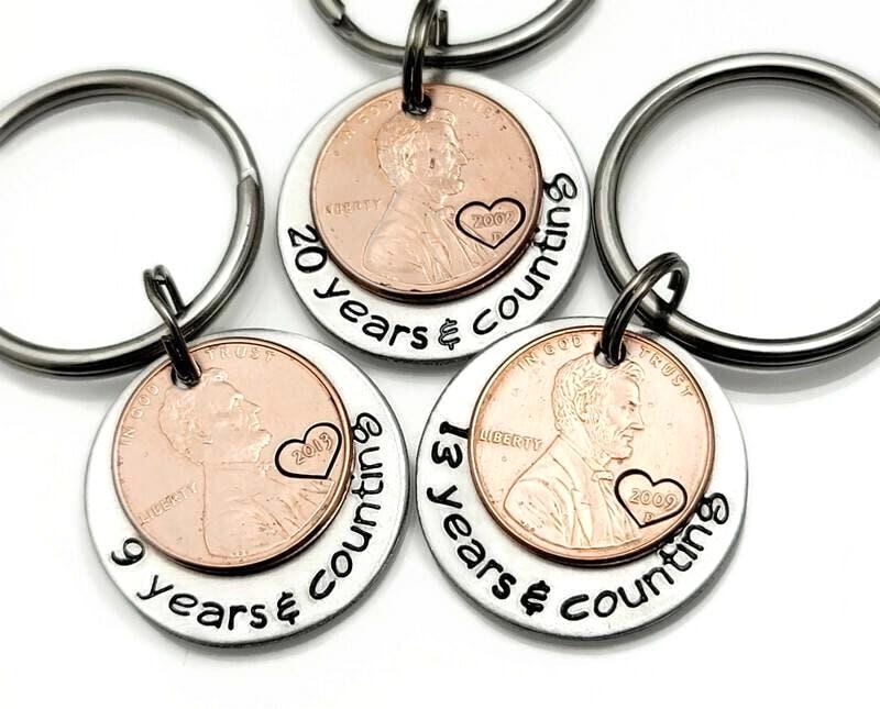 Jahrestag Geschenkidee - Personalisierte Paare Schlüsselbund Penny Handgestempelter Jahre & Zählen Geschenk Für Ihn Jahrestag Geschenkidee - Personalisierte Paare Schlüsselbund Penny Handgestempelter Jahre & Zählen Geschenk Für Ihn von ReginaLynnDesign