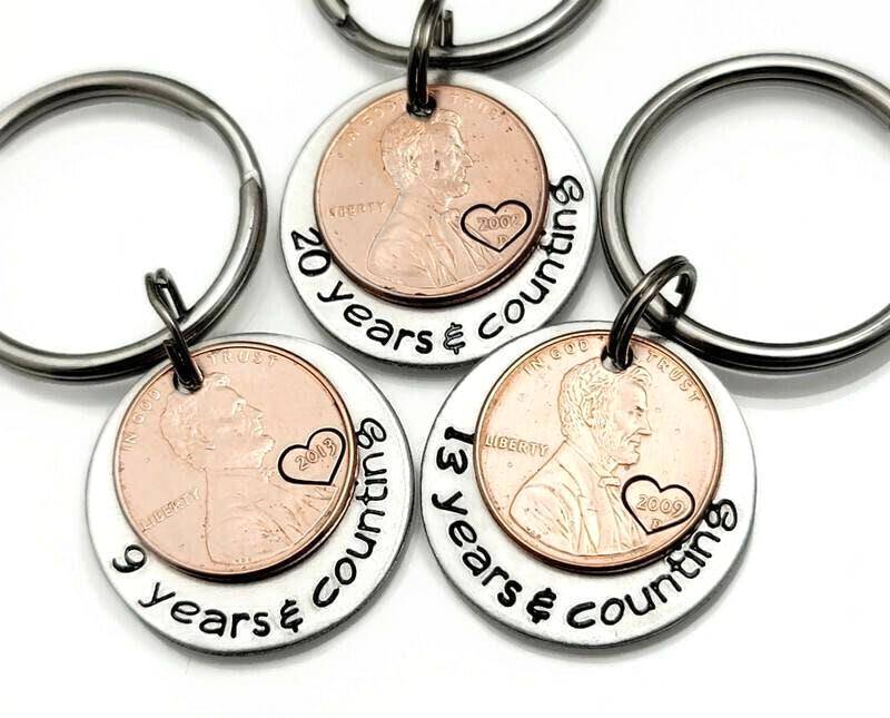 Jahrestag Geschenkidee - Personalisierte Paare Schlüsselbund Penny Handgestempelter Jahre & Zählen Geschenk Für Ihn Jahrestag Geschenkidee - Personalisierte Paare Schlüsselbund Penny Handgestempelter Jahre & Zählen Geschenk Für Ihn von ReginaLynnDesign
