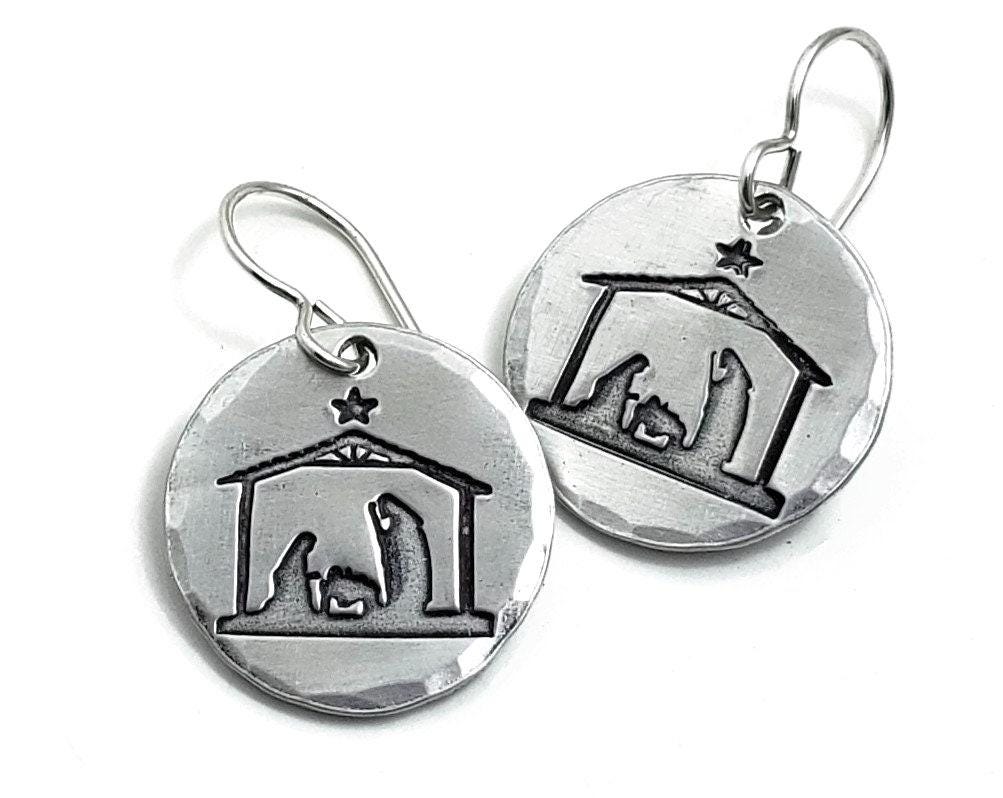 Krippe Ohrringe, Hand Gestempelt Schmuck, Sterling Silber & Aluminium, Weihnachtsschmuck, Weihnachtsohrringe, Leichter Christlicher Schmuck Krippe Ohrringe, Hand Gestempelt Schmuck, Sterling Silber & Aluminium, Weihnachtsschmuck, Weihnachtsohrringe, Leichter Christlicher Schmuck von ReginaLynnDesign