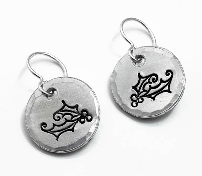 Stechpalme Blatt Weihnachtsohrringe, Hand Gestempelt, Sterling Silber Und Aluminium, Weihnachtsschmuck, Kleine Leichte Ohrringe von ReginaLynnDesign