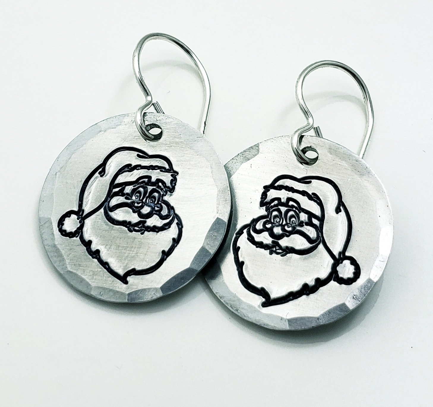 Weihnachtsmann Ohrringe, Hand Gestempelt Schmuck, Sterling Silber & Aluminium, Weihnachtsschmuck, Kleine Weihnachtsohrringe, Leicht, Santa Schmuck Weihnachtsmann Ohrringe, Hand Gestempelt Schmuck, Sterling Silber & Aluminium, Weihnachtsschmuck, Kleine Weihnachtsohrringe, Leicht, Santa Schmuck von ReginaLynnDesign