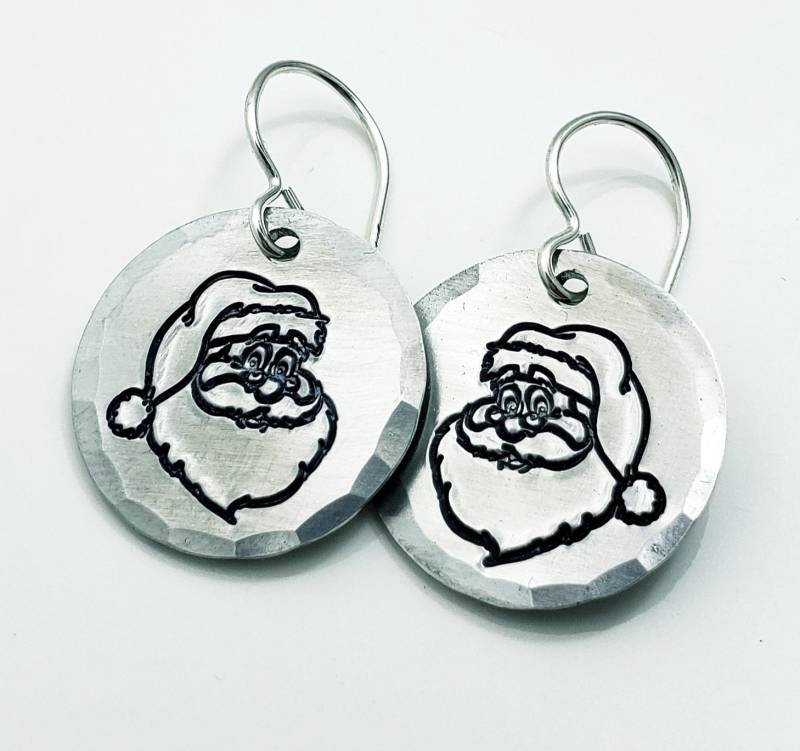 Weihnachtsmann Ohrringe, Hand Gestempelt Schmuck, Sterling Silber & Aluminium, Weihnachtsschmuck, Kleine Weihnachtsohrringe, Leicht, Santa Schmuck von ReginaLynnDesign