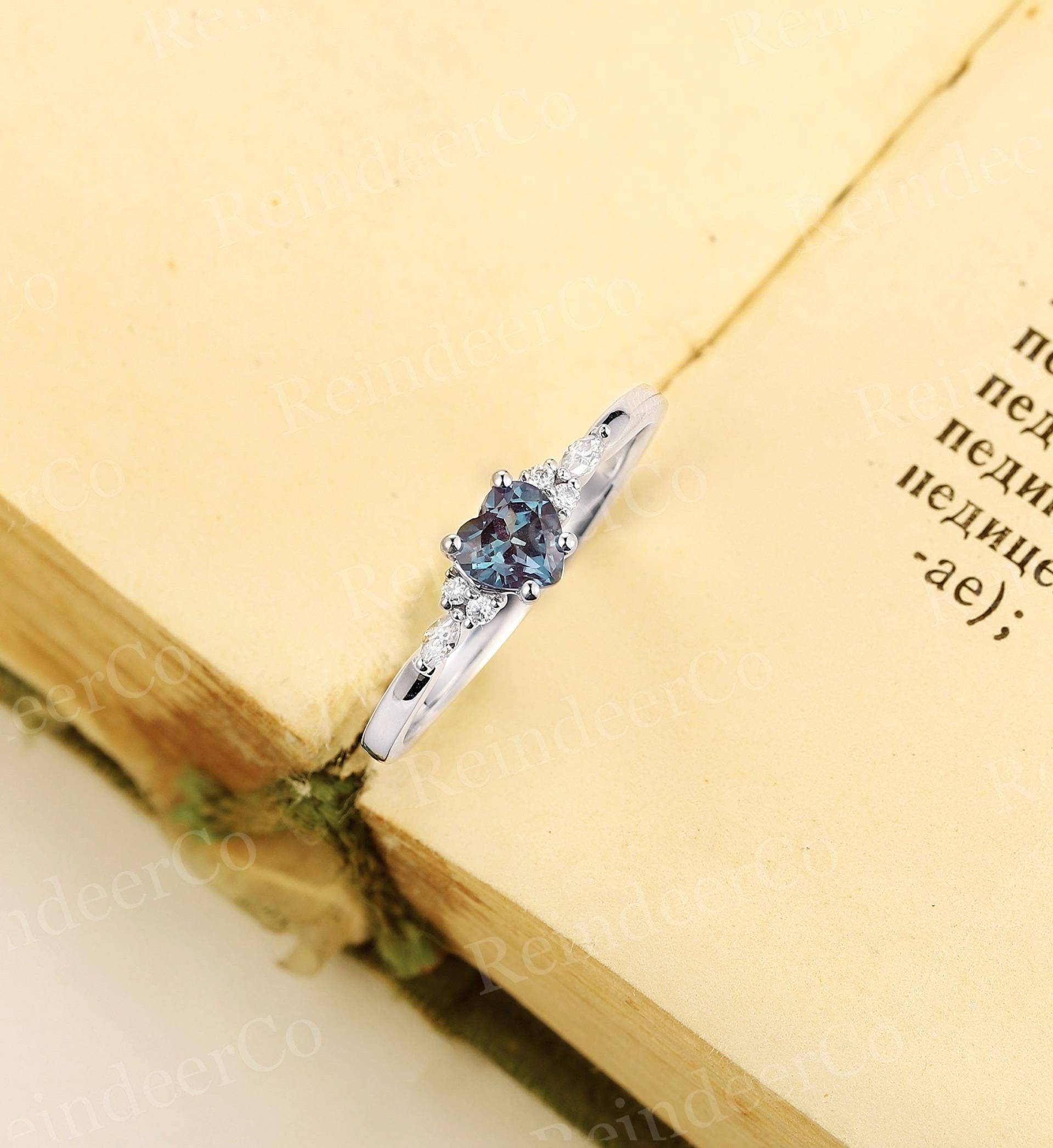 Lab Alexandrit Verlobungsring|Einzigartiger Herzschliff Zacken Set Versprechen Ring| Vintage Weißgold Jubiläumsring|Art Deco Sieben-stein-Ring von ReindeerHub