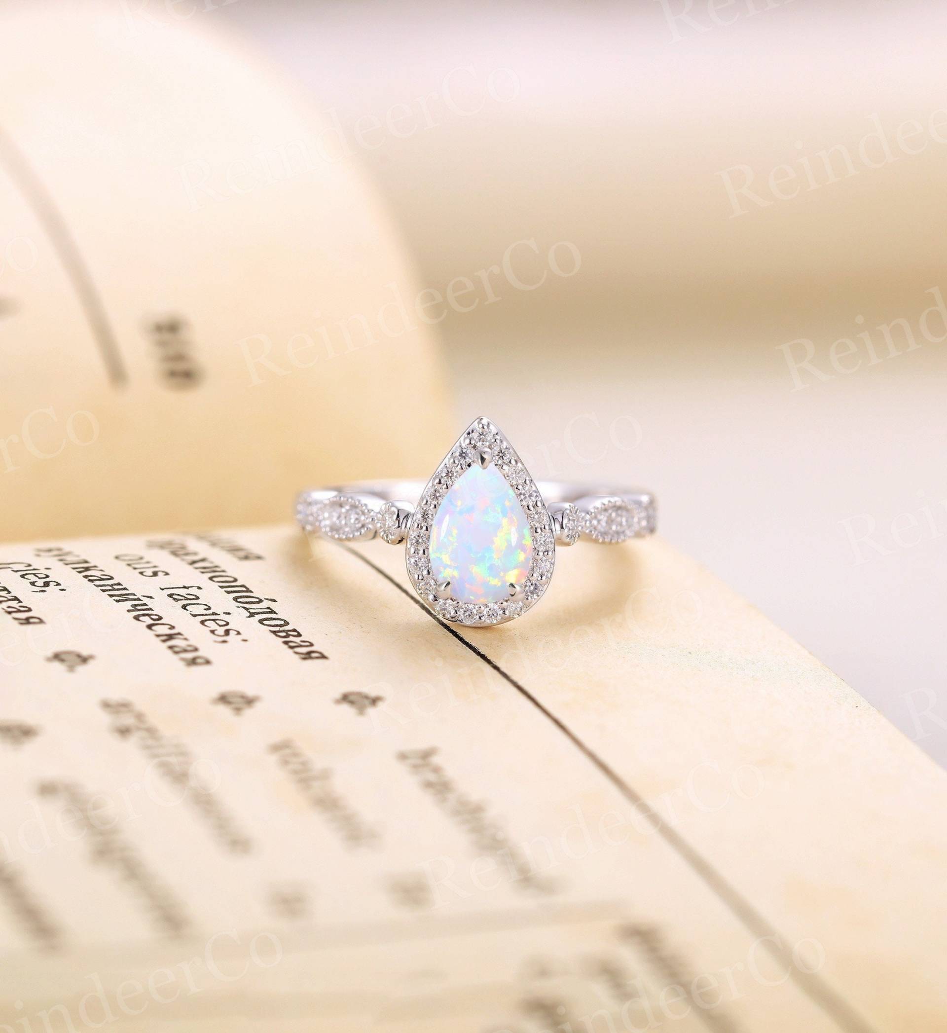 Lab Opal Verlobungsring Weißgold Birnenschliff Jubiläumsring Art Deco Ring Diamant Moissanite Heiligenschein Krappenfassung Halber Eternity von ReindeerHub