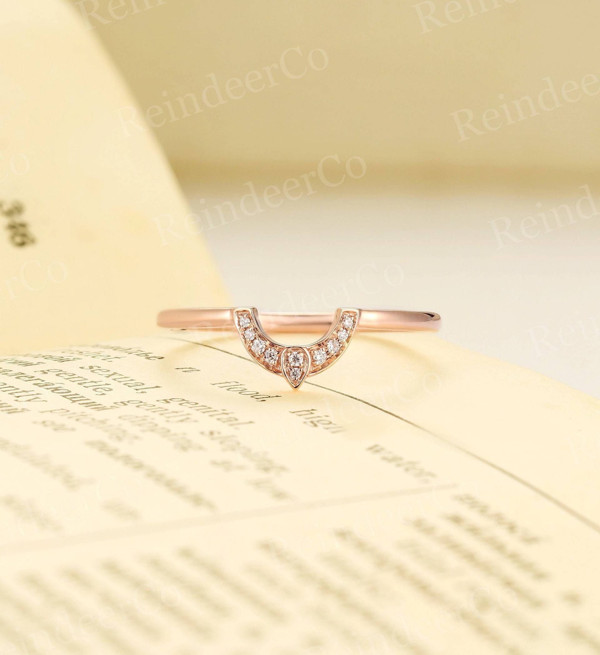 Runder Moissanite Gebogener Ring|Vintage Rosegold Ehering|Art Deco Birnenförmiger Jubiläumsring|Einzigartiger U-Förmiger Versprechenring von ReindeerHub