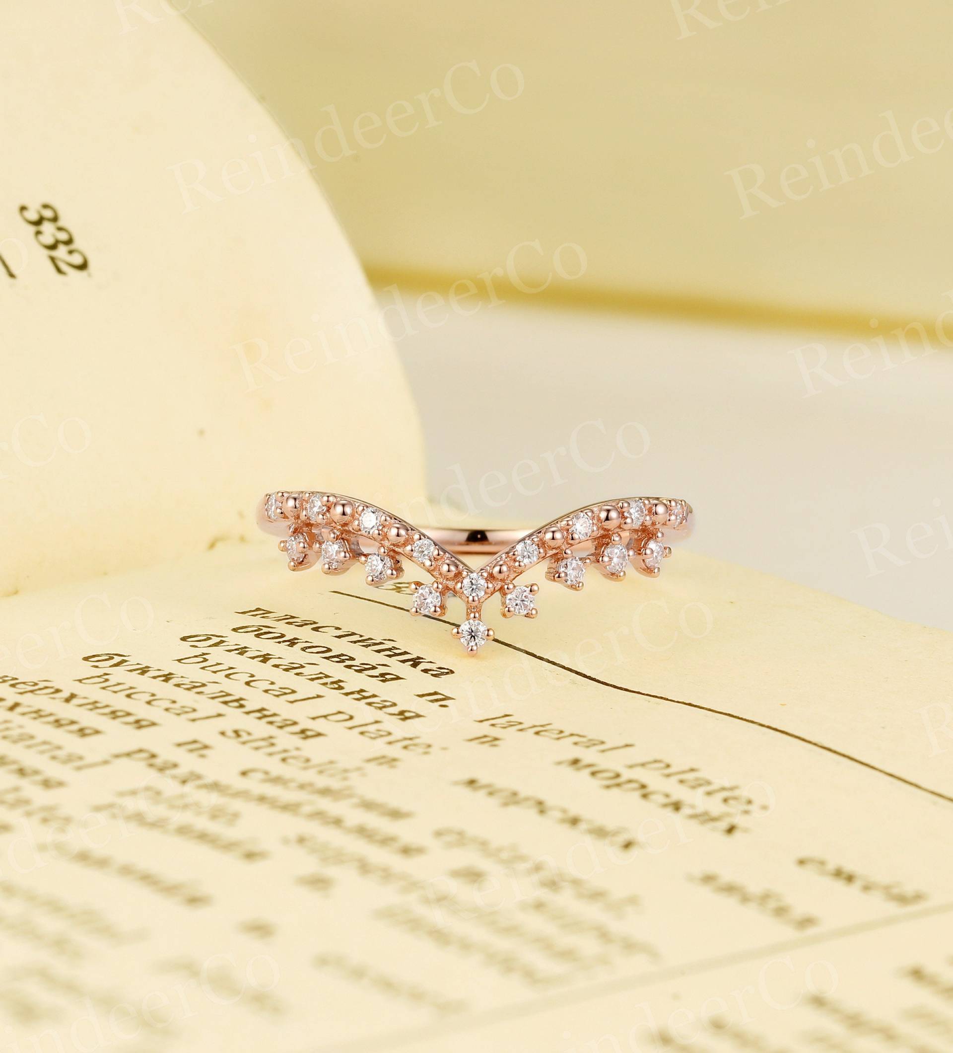 Vintage Moissanite Trauring Ehering |Roségold Prong Set Gebogener Ring|Chevron Halbe Ewigkeit Stapelring| Einzigartiger Versprechen Ring von ReindeerHub