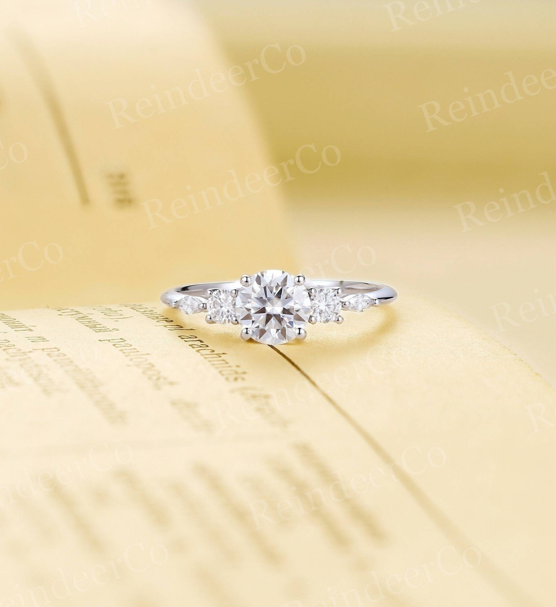 Vintage Moissanite Verlobungsring|Rund Geschnittener Weißgold-Jubiläumsring|Marquise-Schliff Diamant Versprechenring|Fünf Stein Brautring von ReindeerHub