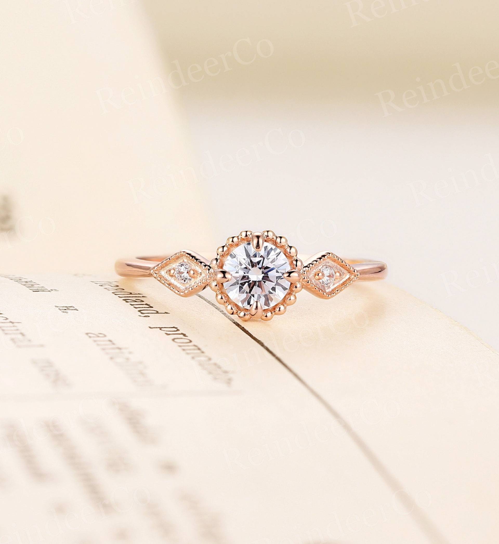 Vintage Moissanite Verlobungsring Rundschliff Roségold Jubiläumsring Perlenkante Diamant/Versprechensring Brautring Mit Drei Steinen von ReindeerHub